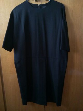 Vestido negro COS de segunda mano por 25 EUR en Madrid en WALLAPOP