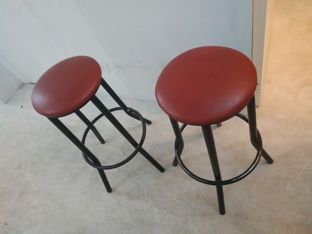 Taburete (dos taburetes rojos metálicos)
