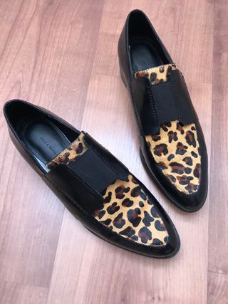 Mocasín pelo leopardo Zara de segunda mano por 16 EUR en Sevilla en WALLAPOP