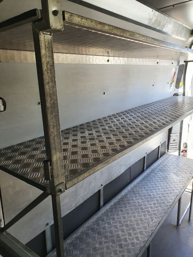 se venden estanterias para furgón