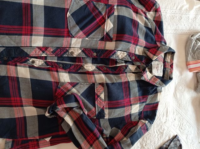 dos camisas un top y pantalón corto chica