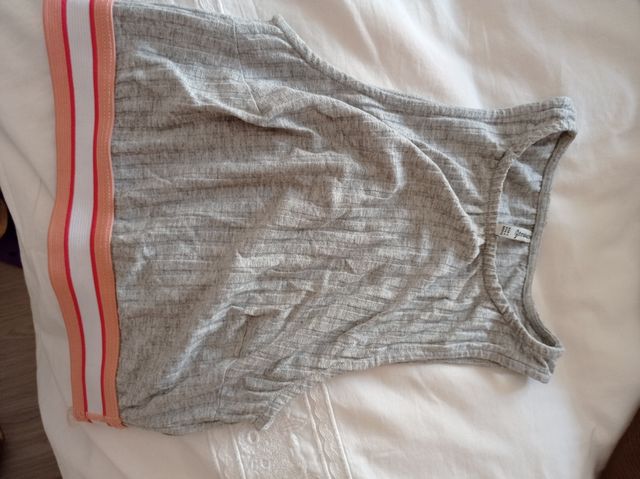 dos camisas un top y pantalón corto chica