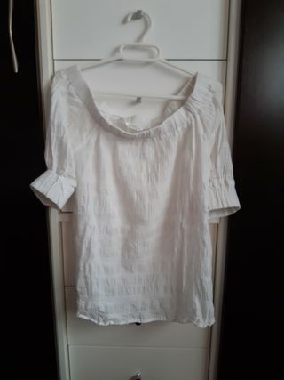 Blusa Zara blanca de segunda mano en Palencia en WALLAPOP Blusa con escote barco blanca Zara de segunda mano por 15