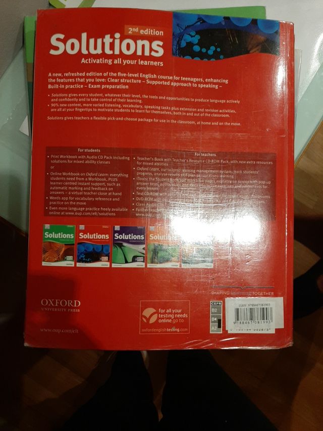 SOLUTIONS PRE- INTERMEDIATE STUDENT'S BOOK 2MD Edi