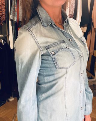 Camisa vaquera mujer Zara de segunda mano por 5 € en Madrid Camisa vaquera mujer Zara de segunda mano por 5 € en Madrid