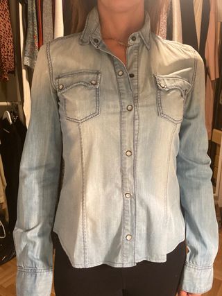 Camisa vaquera mujer Zara de segunda mano por 5 € en Madrid Camisa vaquera mujer Zara de segunda mano por 5 € en Madrid