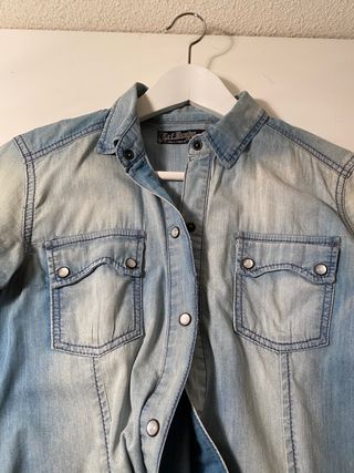 Camisa vaquera mujer Zara de segunda mano por 5 € en Madrid Camisa vaquera mujer Zara de segunda mano por 5 € en Madrid