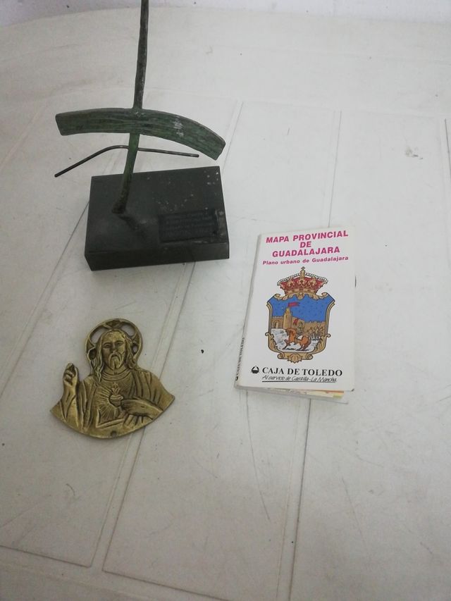 Lote:Cristo de bronce, premio en bronce y mapa