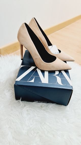 Zapatos stilettos tacón piel ante beige Zara de segunda mano por 35 EUR en  Paracuellos de Jarama en WALLAPOP