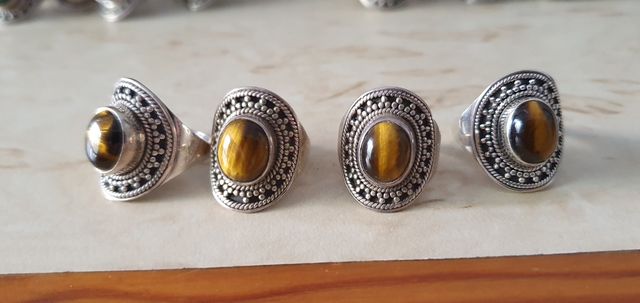 Anillos de plata y ojo de tigre.