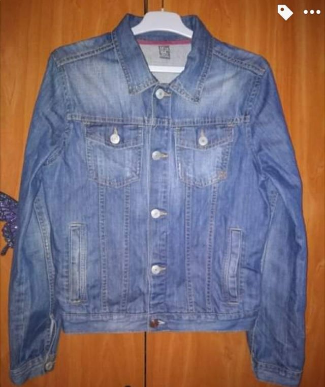 Vendo una giacca di jeans da ragazza