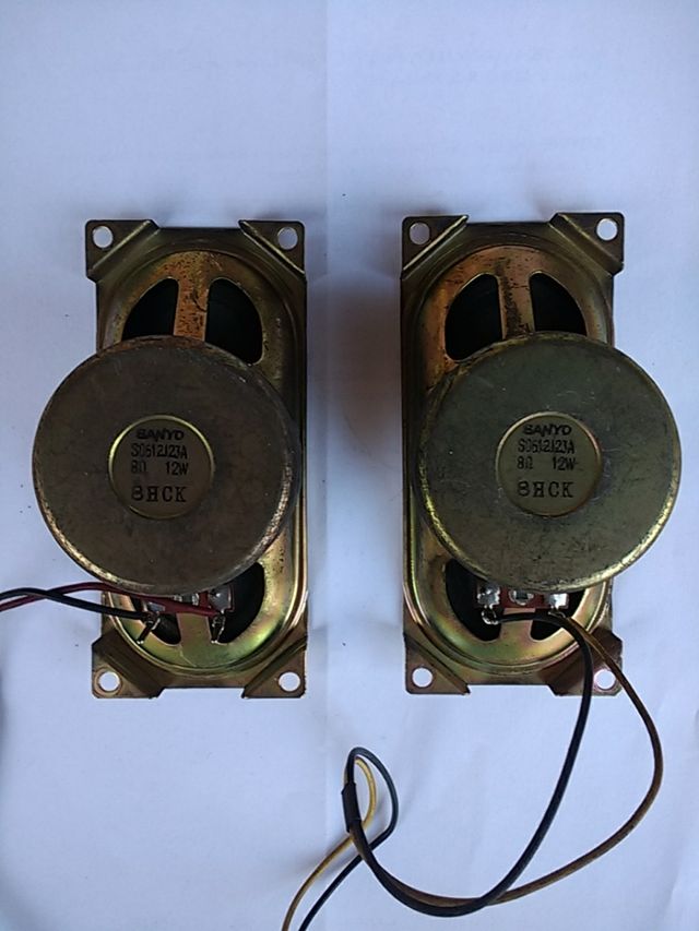 Altavoces Sanyo.
