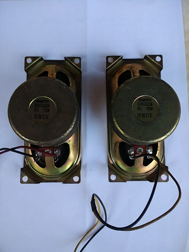 Altavoces Sanyo.