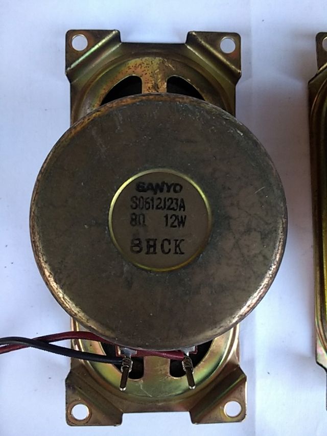 Altavoces Sanyo.