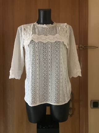 Blusa guipur Zara de segunda mano por 15 EUR en La Arena en WALLAPOP