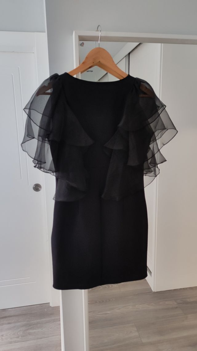 vestido negro zara volantes
