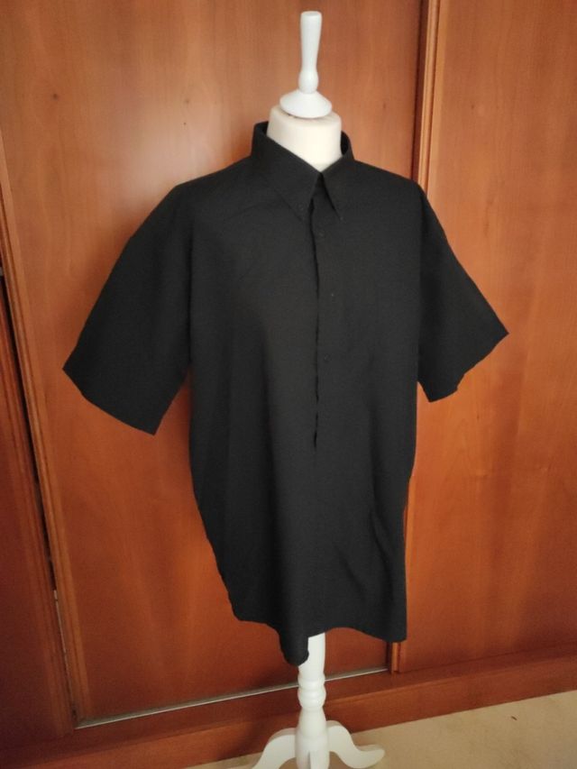 camisa negra  y camisa azul a rayas