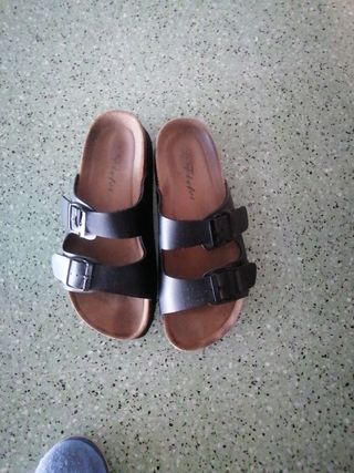 Sandalias de hebillas y plataforma negras de segunda mano por 10 EUR en  Madrid en WALLAPOP