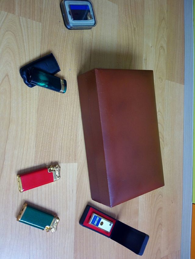 Caja pitillera piel y madera.