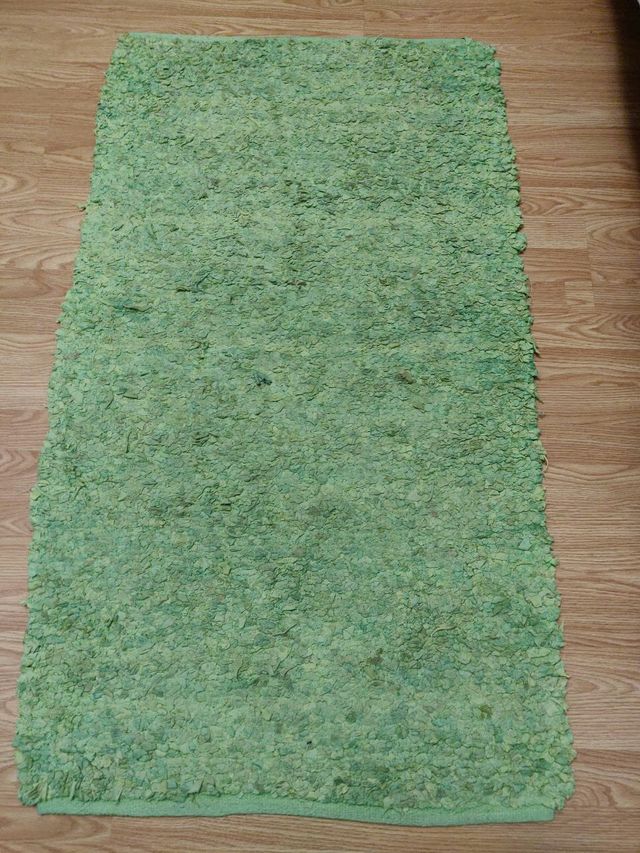 Alfombra de dormitorio verde de segunda mano por 16 € en Villaquilambre