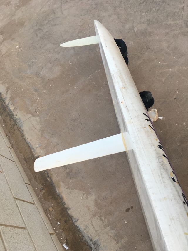 Tabla windsurf TIGA 310, botavara y mástil