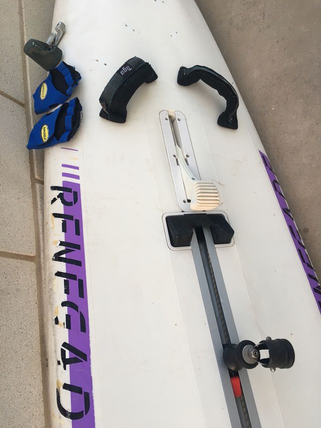 Tabla windsurf TIGA 310, botavara y mástil