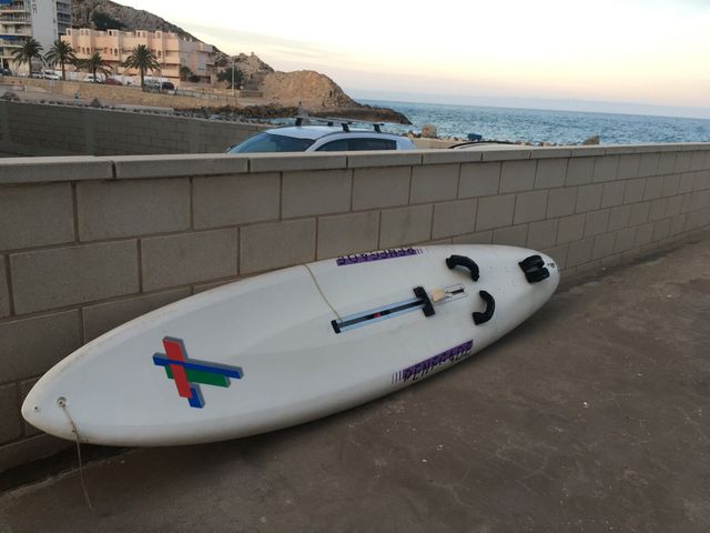 Tabla windsurf TIGA 310, botavara y mástil