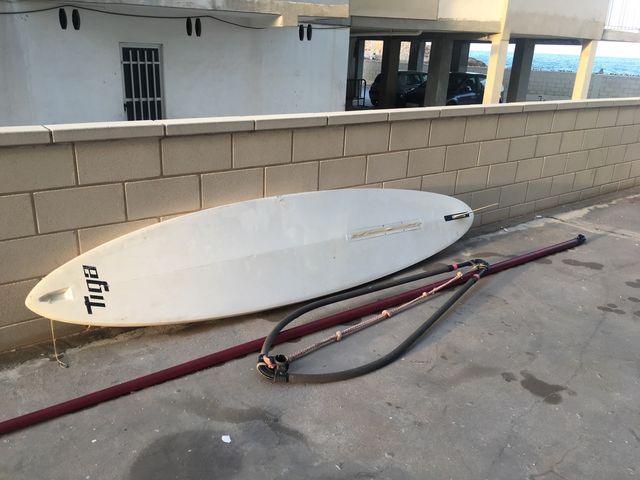 Tabla windsurf TIGA 310, botavara y mástil