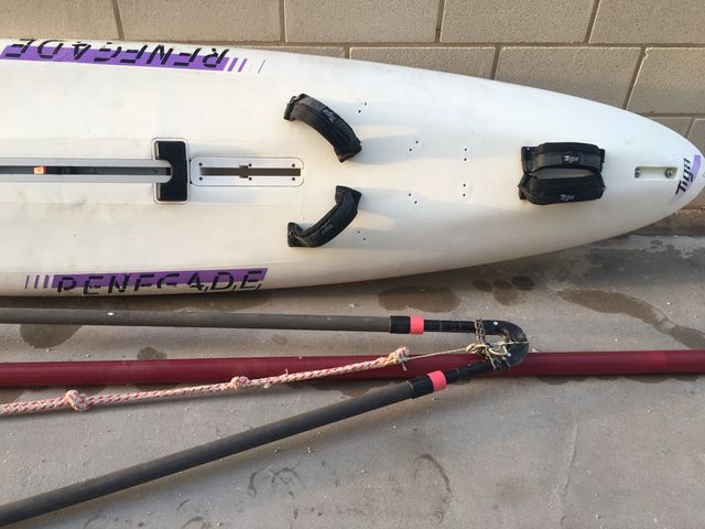 Tabla windsurf TIGA 310, botavara y mástil