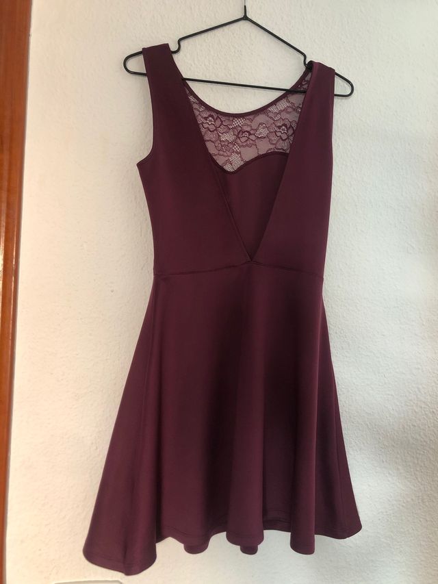 Vestido cóctel morado con espalda al aire