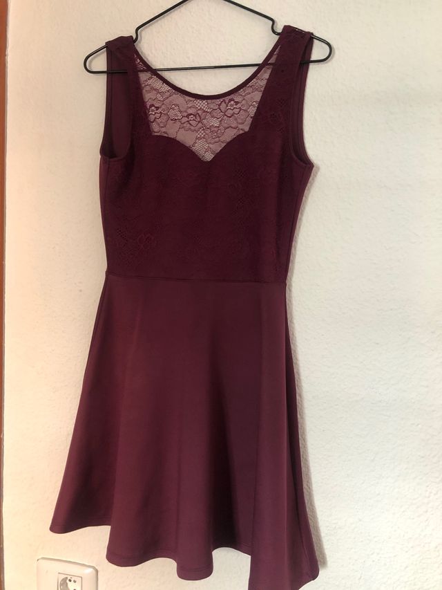 Vestido cóctel morado con espalda al aire