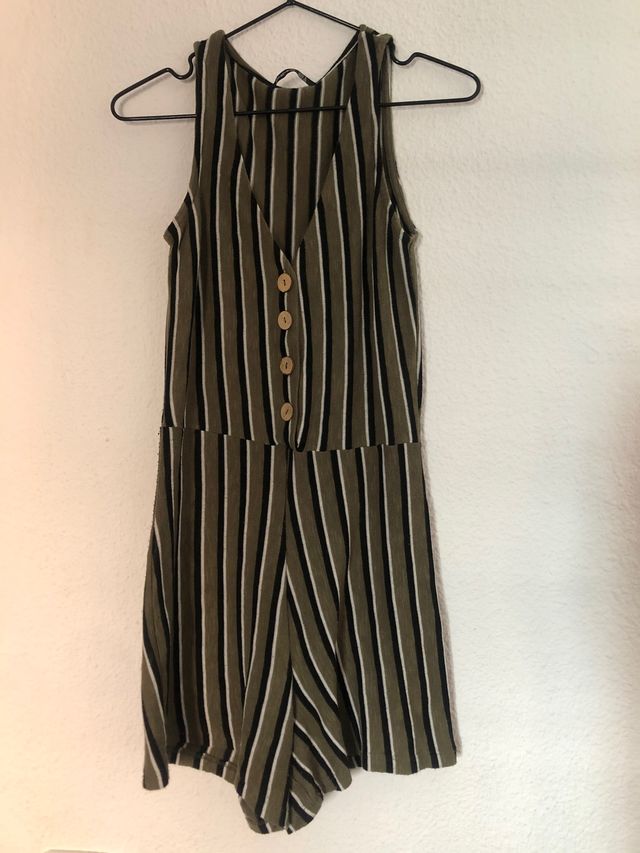 Mono corto sin mangas y botones