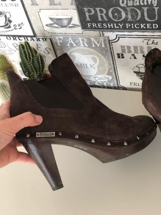 Botines ante marrones tachuelas de segunda mano por 30 EUR en Barcelona en  WALLAPOP