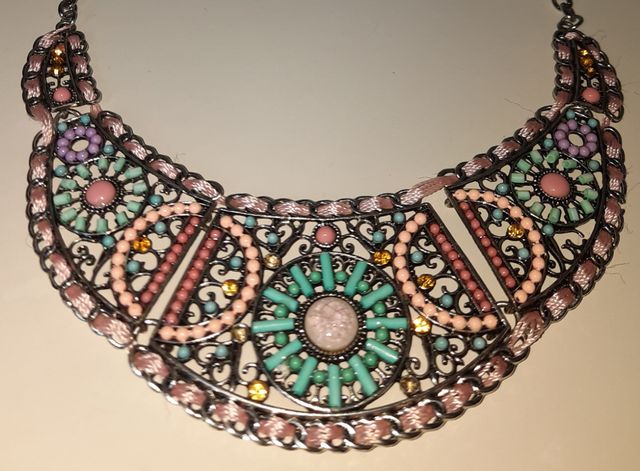 Collar de pedrería. Sin uso.
