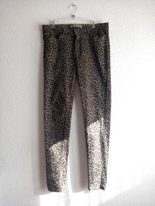 Pantalones leopardo Bershka talla 40 NUEVOS de segunda mano por 10 EUR en  Moralzarzal en WALLAPOP