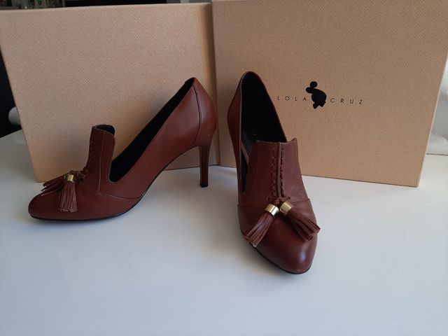 Zapatos tacón en cuero marrón Lola Cruz talla 37