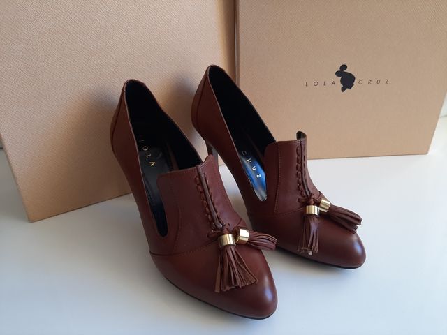 Zapatos tacón en cuero marrón Lola Cruz talla 37