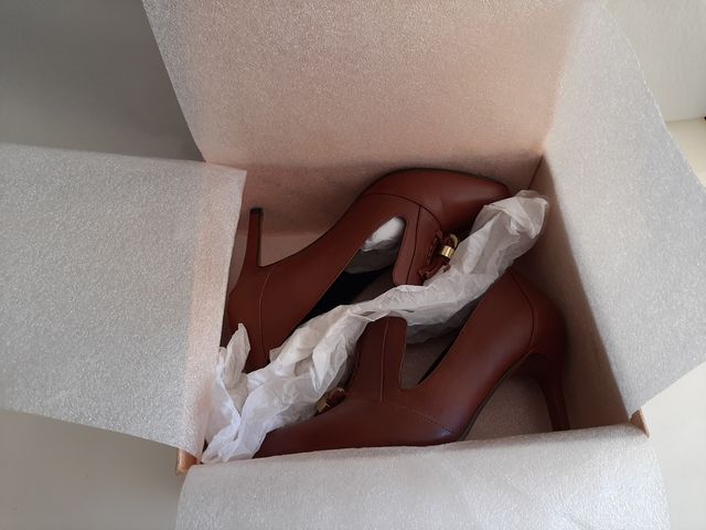 Zapatos tacón en cuero marrón Lola Cruz talla 37