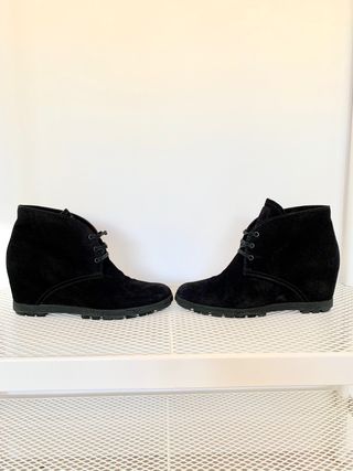Botines negros de gamusa marca Prada de segunda mano por 268 EUR en Madrid  en WALLAPOP
