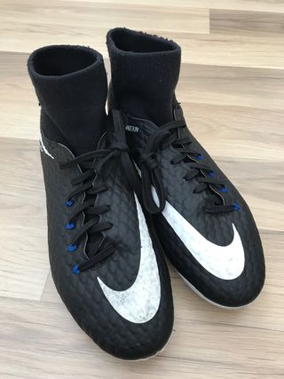 Botas de fútbol Nike negras de segunda mano en Madrid en WALLAPOP
