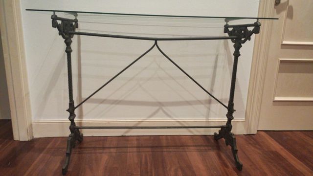 Tavolo da bistrot in ferro battuto e vetro