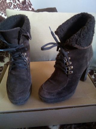 Botines con tacón y cordones de Cortefiel de segunda mano por 6 EUR en  Málaga en WALLAPOP