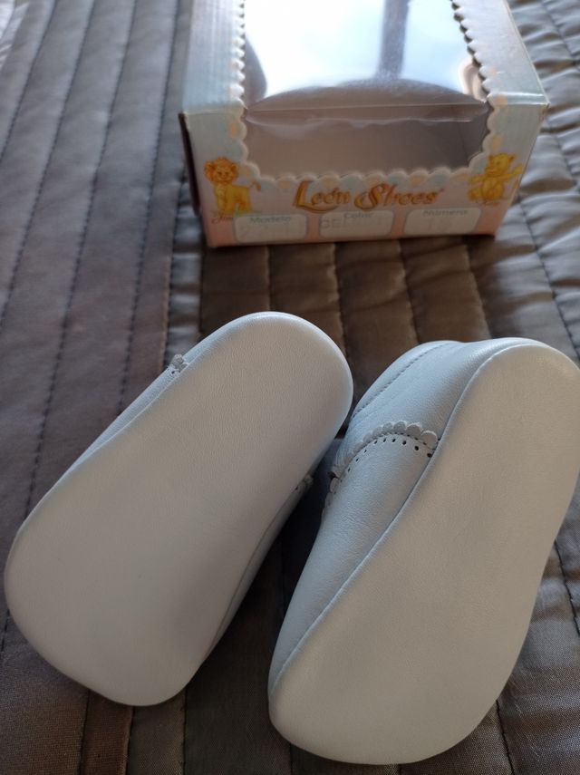 Zapatos nuevos de piel, azul clarito, número 16