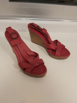 Sandalias rojas de cuña, de madera de Zara de segunda mano por 12 EUR en  Santander en WALLAPOP