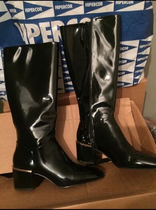 ZARA BOTAS DE CHAROL de segunda mano por 25 EUR en Alicante en WALLAPOP
