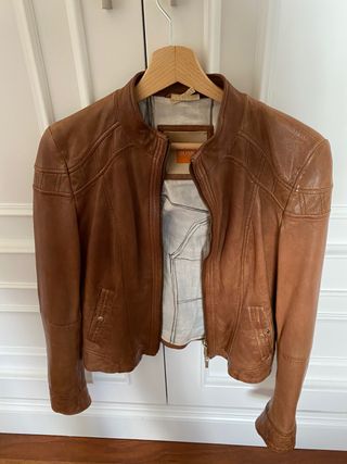 Cazadora piel Hugo boss mujer NUEVA precio 399 de segunda mano por 170 EUR  en Santurtzi en WALLAPOP