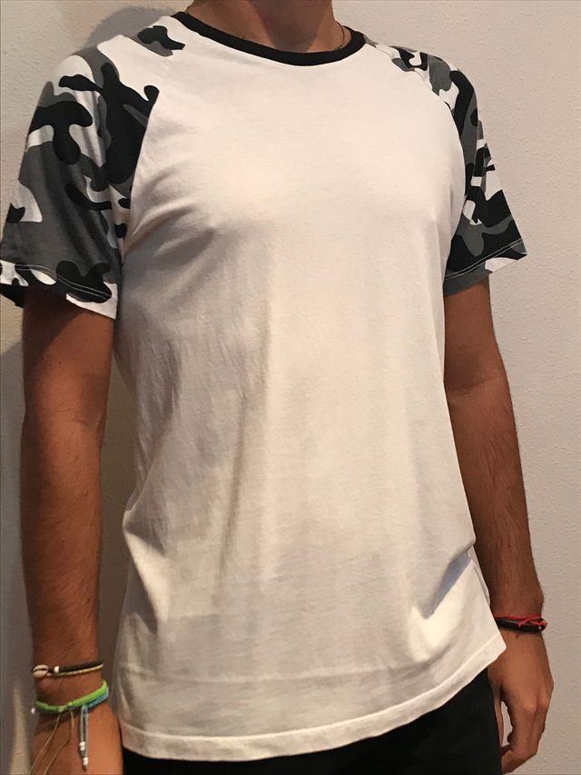 Camiseta Básica Blanca con mangas camuflaje