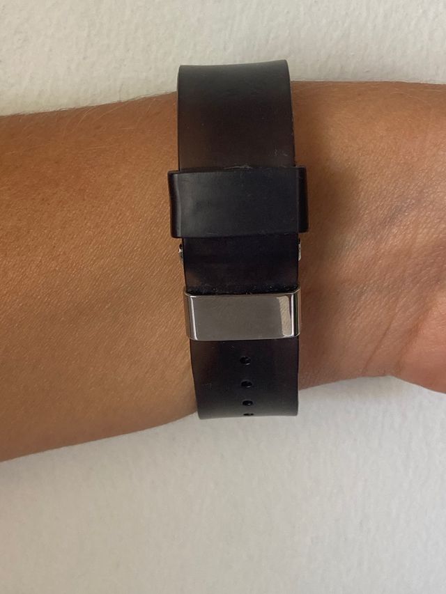 Pulsera de caucho negro y plata con brillantes