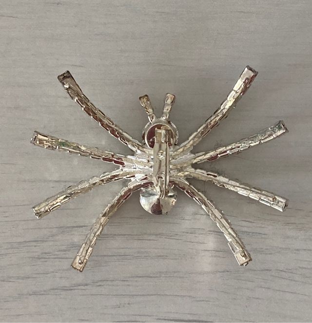 Broche plateado con brillantes de araña