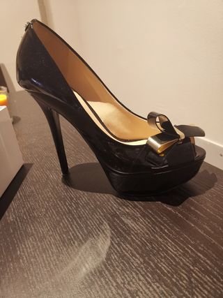 Zapatos fiesta Guess de segunda mano por 85 EUR en Las Rozas de Madrid en  WALLAPOP